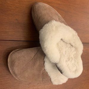 NWOT - Women's tan suede shearling-lined slippers size L
